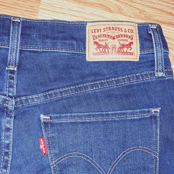 Levi shorts - Picture 2 of 3